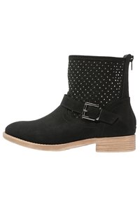 Czarne zamszowe botki za kostkę z niskim, grubym obcasem, ozdobnym wykończeniem z ćwieków, bocznym zamkiem błyskawicznym oraz regulowanym paskiem z klamrą.