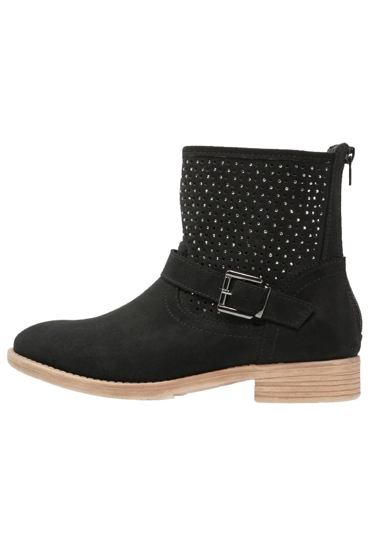 Czarne zamszowe botki za kostkę z niskim, grubym obcasem, ozdobnym wykończeniem z ćwieków, bocznym zamkiem błyskawicznym oraz regulowanym paskiem z klamrą.