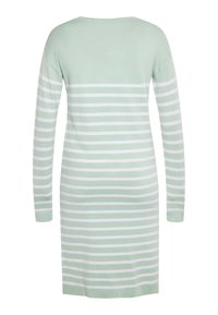 Rochie tricotată cu dungi, cu mâneci lungi, având o bază de culoare verde deschis și dungi orizontale albe. Textură moale și decolteu rotund.