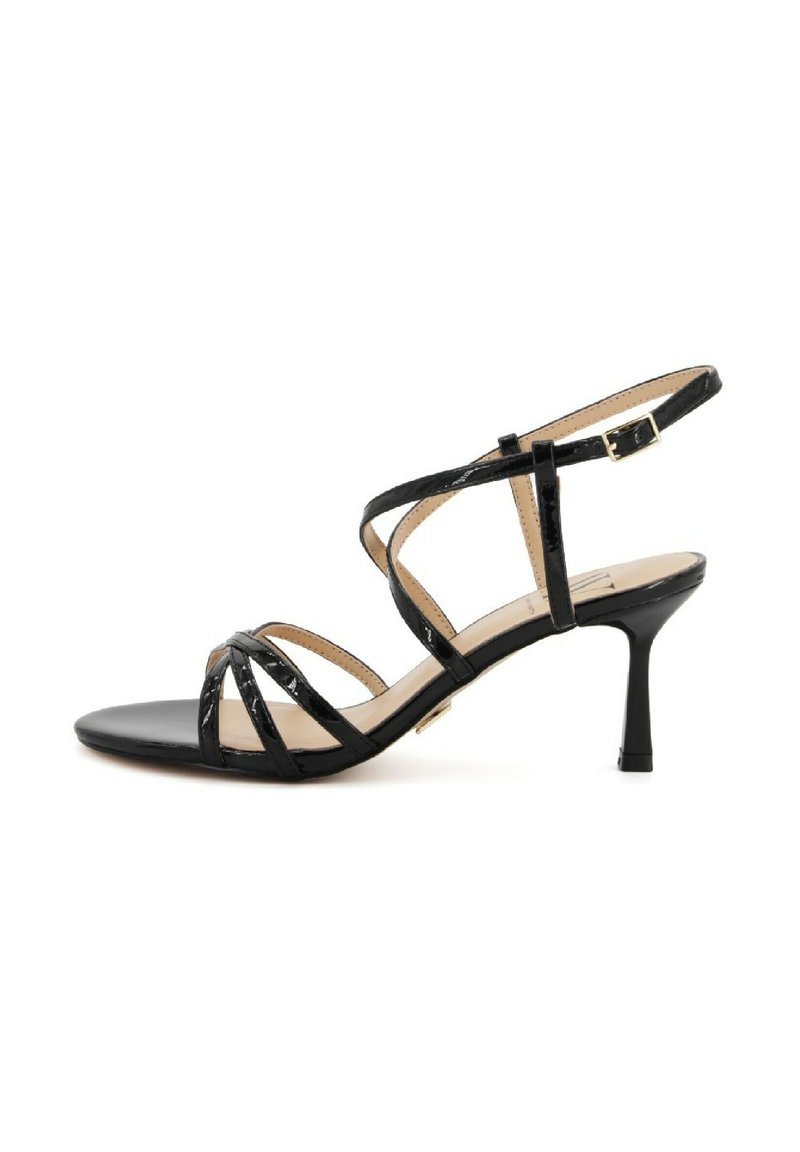 Sandali con tacco in vernice nera, caratterizzati da sottili cinturini incrociati, chiusura con fibbia e un design elegante con punta appuntita.