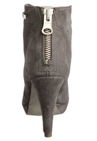 Bottes de cheville en daim gris avec un bout pointu, un talon aiguille haut et une fermeture éclair en argent à l'arrière pour la fermeture et le détail.