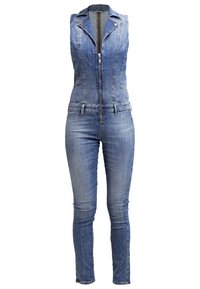 Combinaison en denim au design ajusté, avec fermeture éclair, sans manches, de couleur bleu clair et texture délavée. Elle possède un col et des poches latérales.