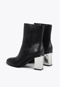 LOLA CASADEMUNT Klasične gležnjače - black