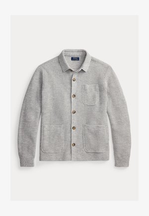 Jasnoszary dzianinowy kardigan z kołnierzem, sześcioma brązowymi guzikami i trzema naszywanymi kieszeniami z przodu, ułożony płasko na białym tle.