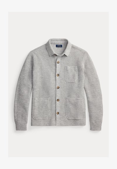Ανοιχτό γκρι πλεκτή ζακέτα με γιακά, έξι καφέ κουμπιά και τρεις τσέπες μπροστά, απλωμένη σε λευκό φόντο.