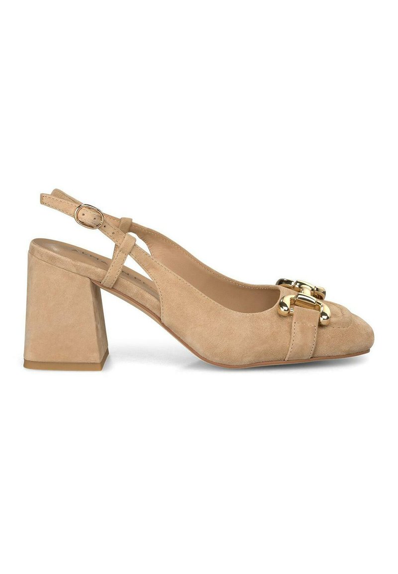 Punta slingback in suede beige con tacco quadrato, accenti in hardware dorato e superficie liscia. Presenta una punta arrotondata e una fascia regolabile.
