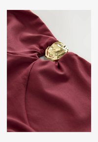 Valitud, cranberry red