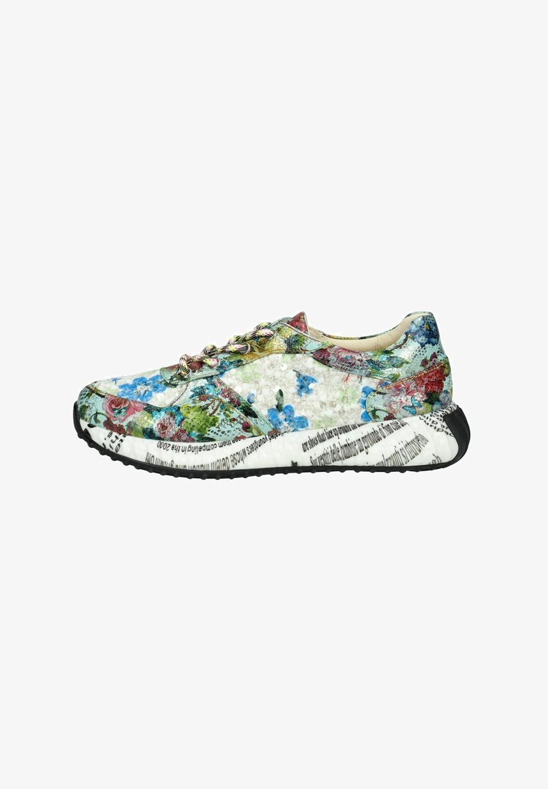 Sneaker con motivo floreale, dotata di una parte superiore in mesh verde, rosa e blu, con una suola intermedia bianca con testo e una suola in gomma nera.