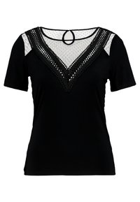 Camiseta negra de manga corta, con un diseño de escote en V y detalles de malla negra transparente a lo largo del escote y los hombros.
