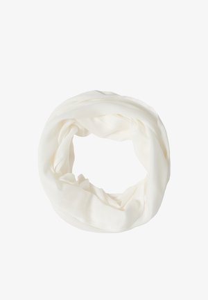 Bufanda infinita blanca, suave y ligera, enrollada en un círculo con pliegues suaves sobre un fondo blanco liso.