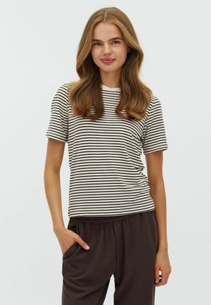 Striped t-shirt in cream and brown, short sleeves, round neck, fitted design, with a smooth texture. Model poses with one hand in pocket.