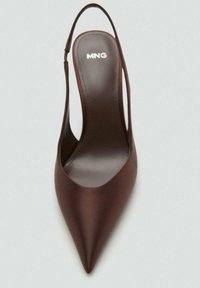 Pompe slingback en satin marron avec un bout pointu, présentant une silhouette épurée et un matériel minimal. Logo de la marque délicatement embossé sur la semelle intérieure.