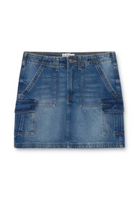 Mini falda de mezclilla en azul medio con dos bolsillos frontales, cierre de botón y detalles de costura sutiles. Textura suave adecuada para un uso casual.