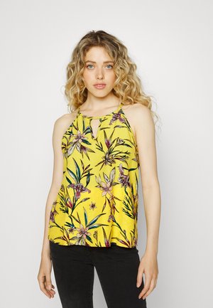 Top sem mangas amarelo com estampado floral apresentando designs em rosa e verde. Decote em forma de gota, corte relaxado e tecido leve.