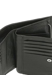 Portafoglio in pelle nera con più scomparti per carte, vano con zip e interno testurizzato. Presenta una chiusura a scatto sicura.