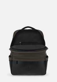 Zwarte en donkergroene nylon rugzak met een rits hoofdcompartiment, een binnenzak en een draaglus aan de bovenkant. Logoaccent op de voorkant.