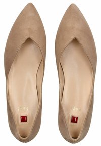 Bailarinas de ante beige de punta con un diseño recortado, con un interior suave y un pequeño acento rojo en la plantilla.