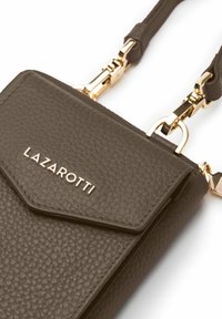 Borsa a tracolla in pelle marrone con texture, dotata di hardware dorato, chiusura a patta e tracolla regolabile. Logo "Lazarotti" impresso sul fronte.