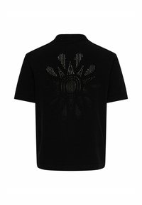 Polo noir à manches courtes avec col, présentant un motif perforé en forme de rayons de soleil dans le dos.