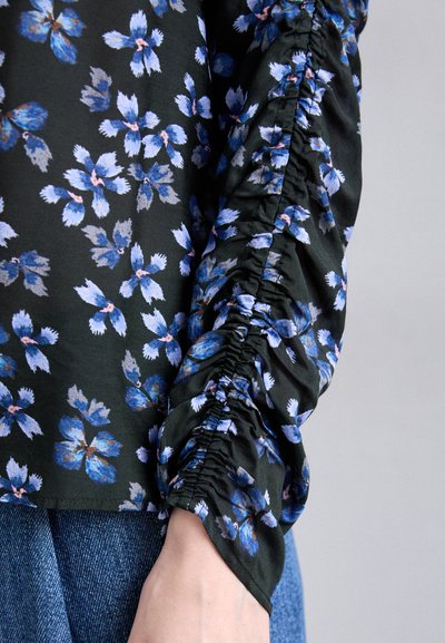 Schwarze Bluse mit floralen Mustern in Blau und Pink. Verfügt über geraffte Ärmel, einen leichten Stoff und eine glatte Textur. Kombiniert mit Denim.