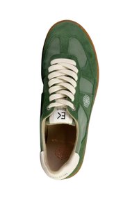 Baskets en daim vert avec des lacets blancs et une semelle en caoutchouc. Présente un logo sur le côté et un col rembourré pour le confort.