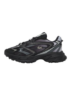 Scarpa da ginnastica nera e grigia con suola testurizzata, tomaia in mesh e materiale sintetico, chiusura con lacci e logo coccodrillo argentato sul lato.