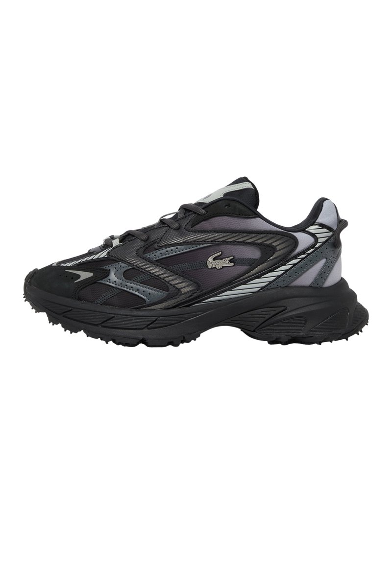 Schwarzer und grauer Sportschuh mit strukturierter Sohle, Mesh- und synthetischem Obermaterial, Schnürverschluss und silbernem Krokodil-Logo an der Seite.