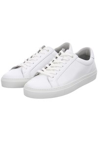 Weiße Leder-Sneaker mit flachen Schnürsenkeln, abgerundetem Zehenbereich und Gummisohle. Das Innere ist mit grauem Futter ausgestattet. Minimalistisches Design mit gesteppten Akzenten.