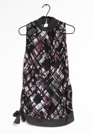 Robe noire sans manches avec motif abstrait de coups de pinceau violet, gris et blanc, col haut et nœud noué à l'ourlet inférieur, suspendue à un cintre noir.