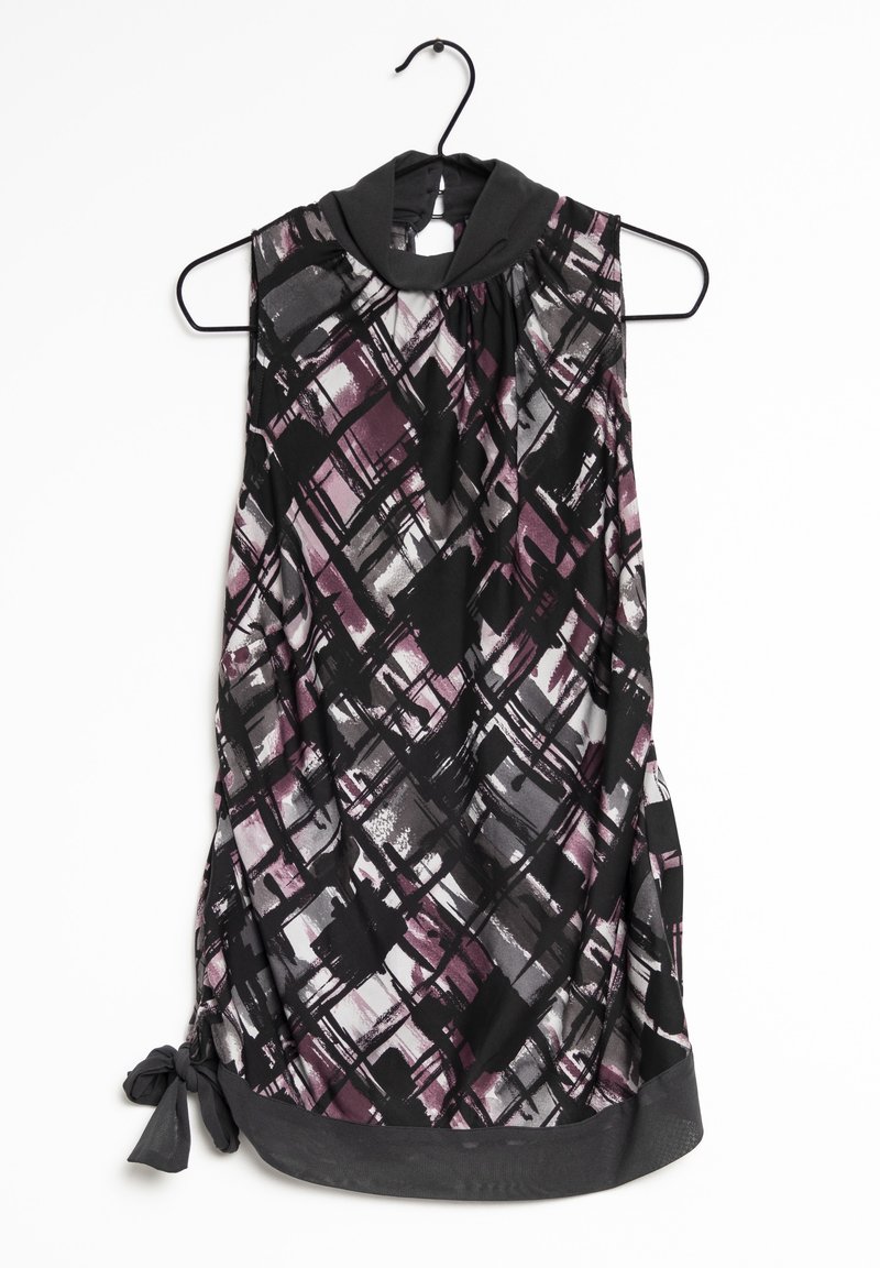 Robe noire sans manches avec motif abstrait de coups de pinceau violet, gris et blanc, col haut et nœud noué à l'ourlet inférieur, suspendue à un cintre noir.