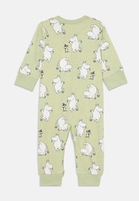 Grön pyjamas onesie med tecknade Mumin-karaktärer i svart och vitt, med långa ärmar och ribbade muddar. Mjuk, lätt tyg.