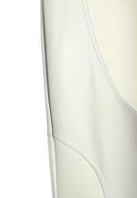 Prenda de color crema con una textura de cuero suave. Presenta líneas elegantes y acentos de costura en contraste, resaltando un diseño moderno.