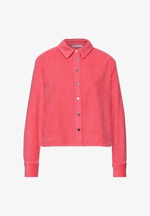 Korallys rosa fløjl jakke med lange ærmer, en krave og sølvfarvede trykknapper ned foran.