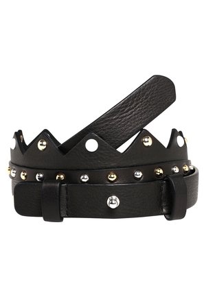 Ceinture en cuir noir avec des clous ronds argentés et dorés et un design à bord dentelé près de la boucle, enroulée en boucle lâche.