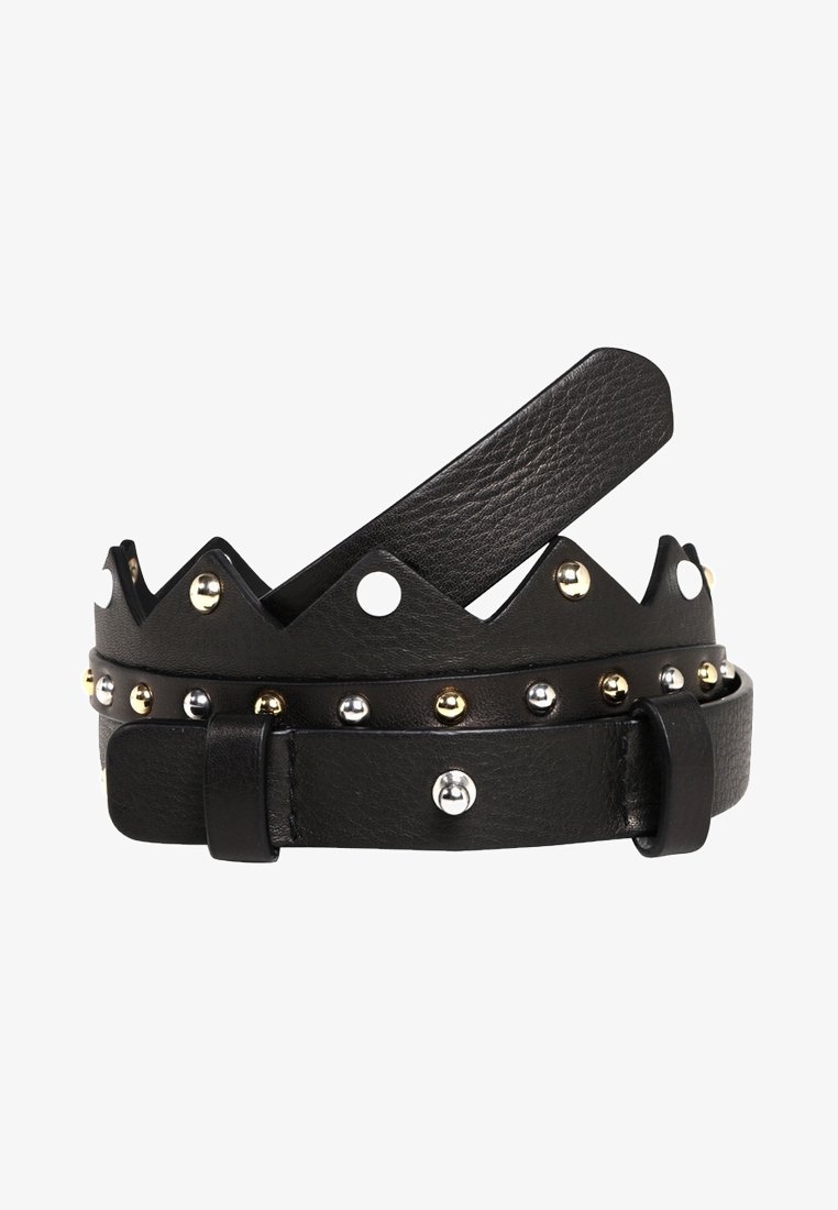 Ceinture en cuir noir avec des clous ronds argentés et dorés et un design à bord dentelé près de la boucle, enroulée en boucle lâche.