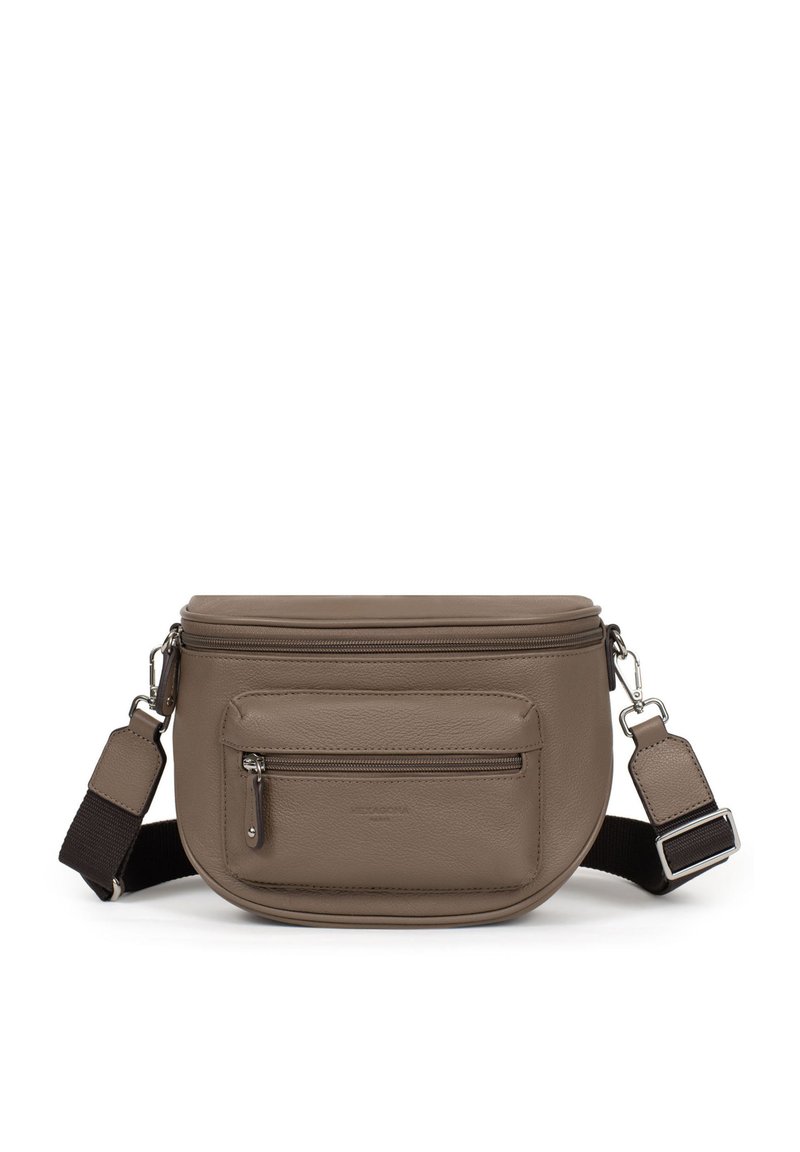 Borsa a tracolla in pelle marrone con scomparto principale con zip, tasca frontale e tracolla regolabile. Texture liscia con dettagli in metallo argentato.