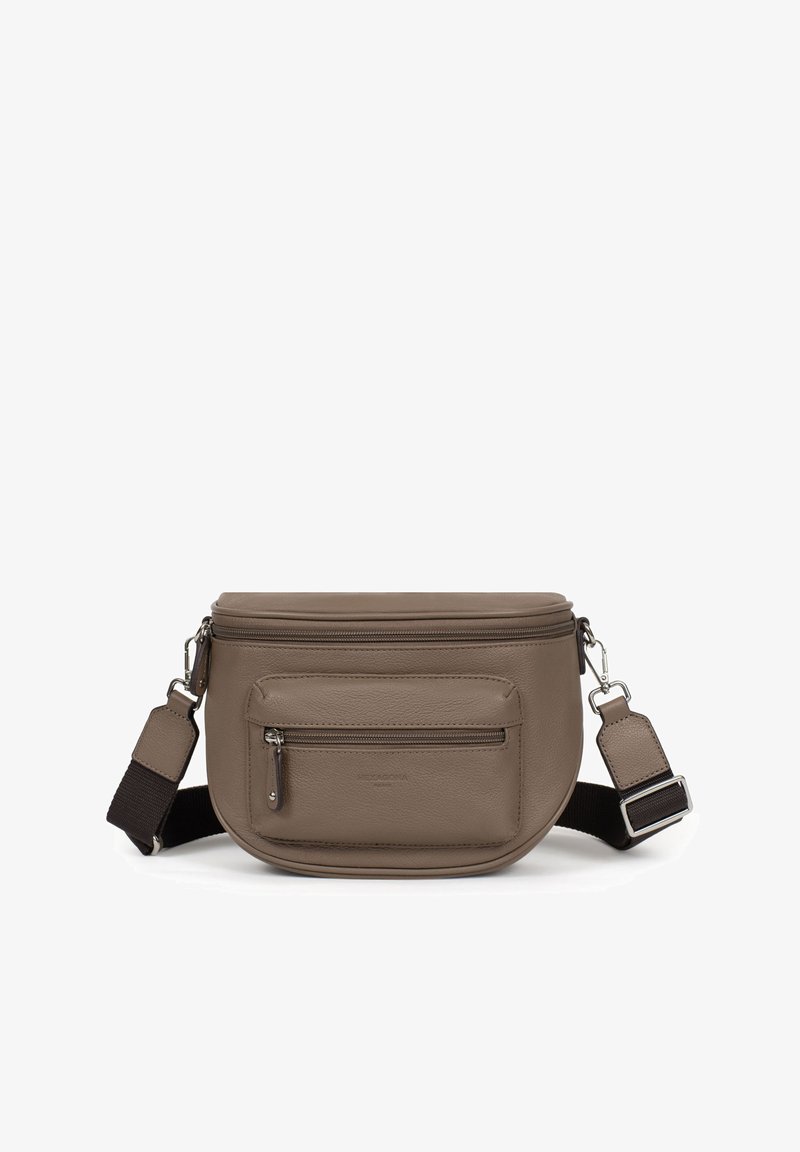 Borsa a tracolla in pelle marrone con scomparto principale con zip, tasca frontale e tracolla regolabile. Texture liscia con dettagli in metallo argentato.