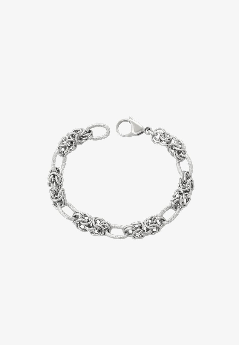 Stříbrný náramek s provázanými řetízky a texturovaným designem, zakončený karabinovým zapínáním pro bezpečné upevnění.