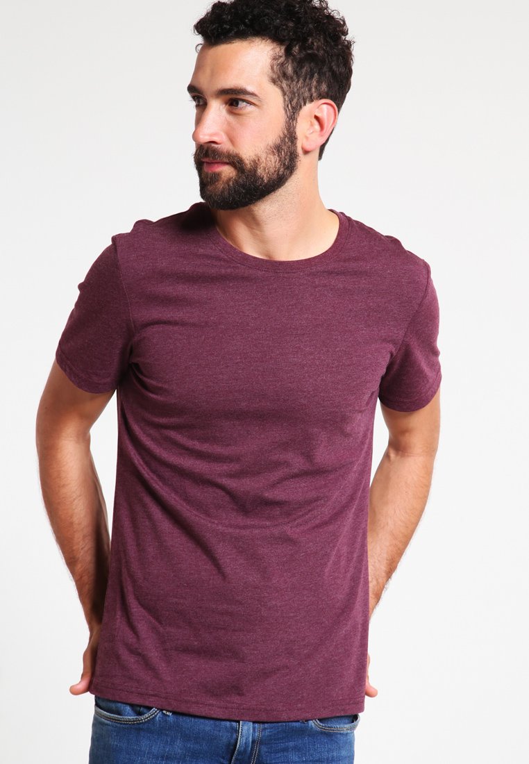 Bordeaux rotes T-Shirt mit kurzen Ärmeln und Rundhals, aus weichem Stoff, mit schmalem Schnitt und glatter Textur. Einfach und uni ohne Muster.