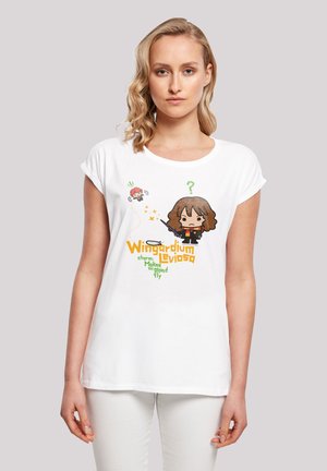 Hvit bomull t-skjorte med rullede ermer, prydet med en fargerik grafikk av en karakter og teksten "Wingardium Leviosa," med et lekent design.
