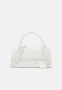 Sac à main blanc en cuir lisse, présentant un design structuré, une poignée supérieure, une bandoulière chaîne amovible, et une petite étiquette attachée.