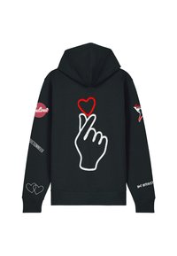 Hoodie noir avec un motif brodé d'une main blanche faisant un geste de cœur avec les doigts et un cœur rouge au-dessus, avec du texte et des graphiques supplémentaires sur les manches.