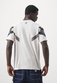 adidas Originals REAL MADRID OG TEE - T-shirt con stampa - putty mauve/dark grey