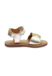 Sandalias metálicas doradas con dos tiras, hebilla ajustable y acentos ondulados. Plantilla suave y suela de goma color marrón.