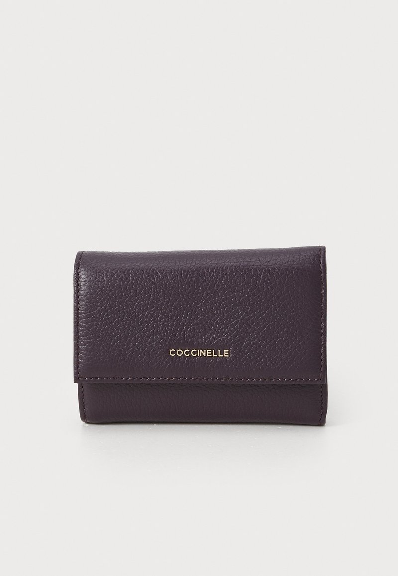 Porte-monnaie en cuir violet avec une finition texturée, présentant un logo doré sur le devant. Design compact et rectangulaire avec une fermeture à rabat.