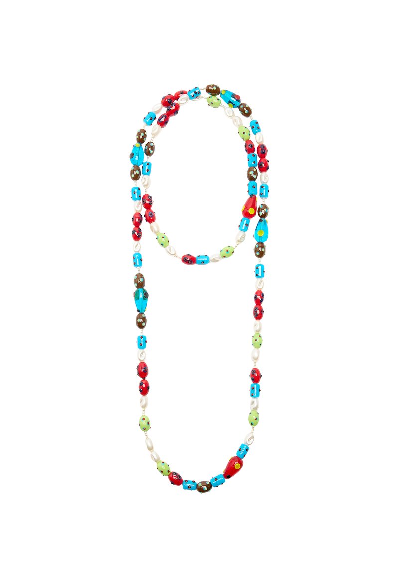 Kolorowa naszyjnik z koralików, składający się z czerwonych, zielonych, niebieskich i brązowych koralików o różnych kształtach i wzorach, przerywany białymi perłowymi akcentami.