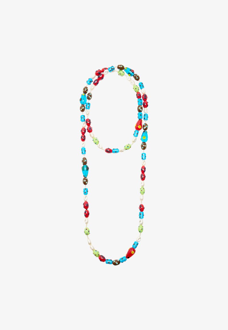 Kolorowa naszyjnik z koralików, składający się z czerwonych, zielonych, niebieskich i brązowych koralików o różnych kształtach i wzorach, przerywany białymi perłowymi akcentami.