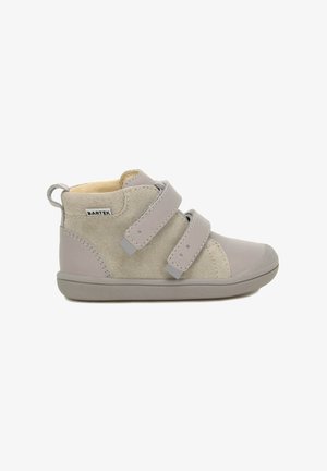 Grijze hoge schoenen met klittenbandsluitingen, met een mix van glad leer en suède texturen, en een rubberen zool met een gestructureerd patroon.