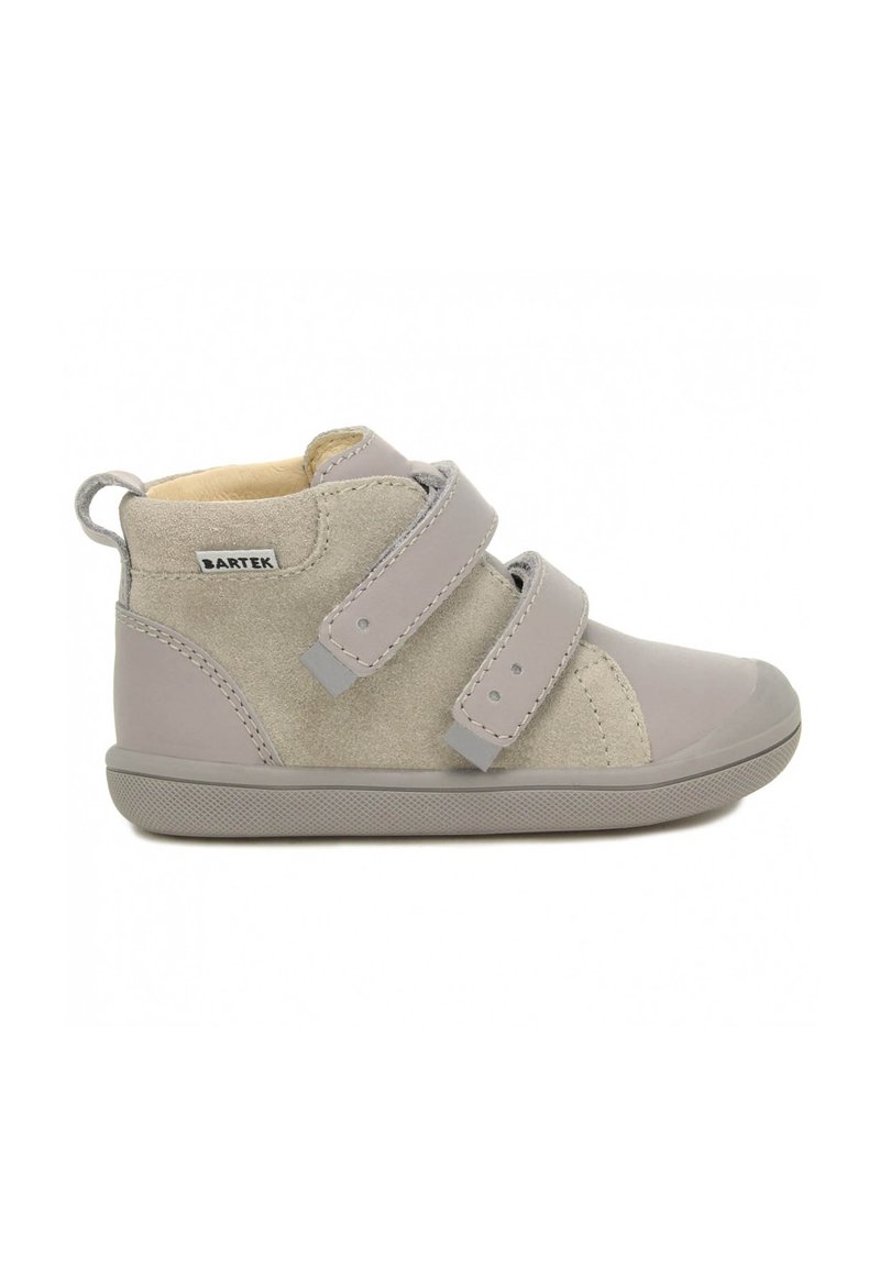 Scarpe alte grigie con strappi in velcro, caratterizzate da una combinazione di pelle liscia e texture scamosciata, e una suola in gomma con un motivo testurizzato.