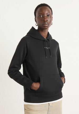 Zwarte hooded sweatshirt met een voorzak, trekkoordsluiting en logo in het wit. Zachte textuur, aansluitend ontwerp en lange mouwen.